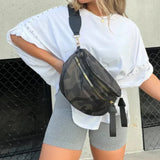 BELLA - CAMISETA OVERSIZE CON CLAVIJAS