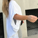 BELLA - CAMISETA OVERSIZE CON CLAVIJAS